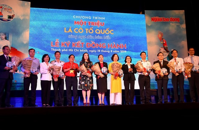 Nam A Bank trao cờ tổ quốc chung tay bảo vệ biển đảo Việt Nam - ảnh 1