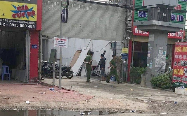 Công an xịt nước, nổ súng trấn áp đối tượng đánh vợ, đâm 3 cảnh sát trọng thương - ảnh 1