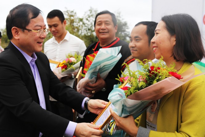 Trao yêu thương cho trò nghèo vùng sâu Tây Nguyên - ảnh 2