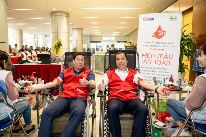 EVN gửi tặng 10.000 món quà ‘đỏ’ dịp Tết - ảnh 1