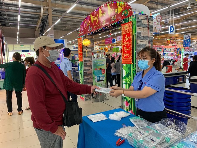 Saigon Coop bán giữ giá trên 3 triệu khẩu trang đạt chuẩn - ảnh 1