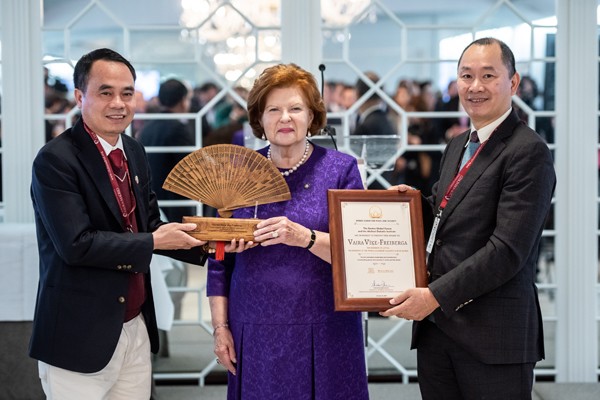 Thưởng Trầm Hương, cảm thơ Kiều - những tượng đài văn hoá VN chinh phục thế giới - ảnh 1