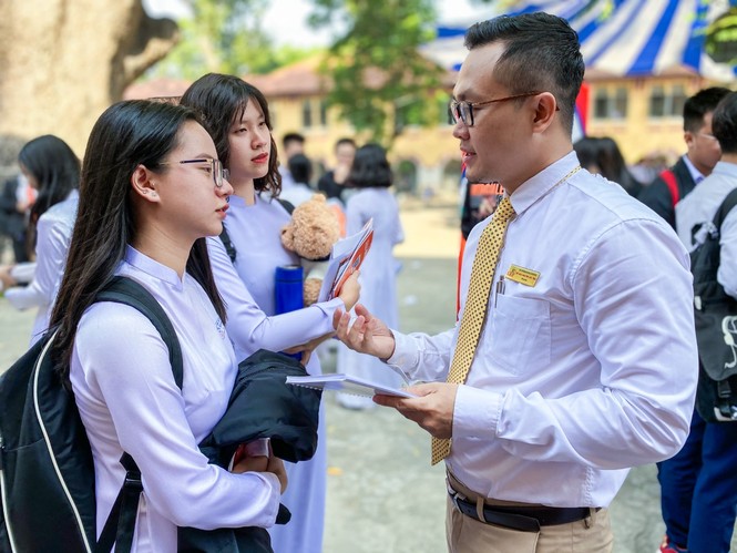 Hoàn tất điểm 5 học kỳ, thí sinh có thể nộp hồ sơ xét tuyển học bạ vào UEF - ảnh 1