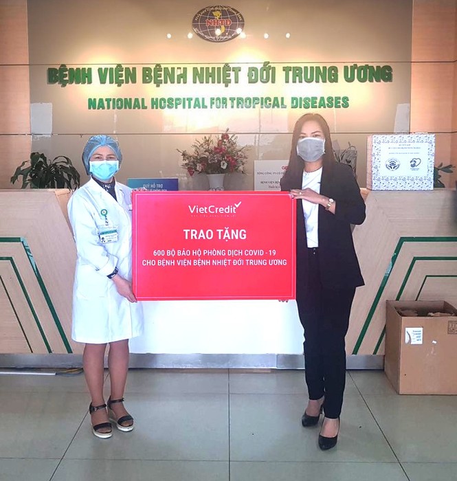 VietCredit trao tặng bệnh viện 1200 bộ đồ bảo hộ, chung tay chống dịch Covid-19 - ảnh 1