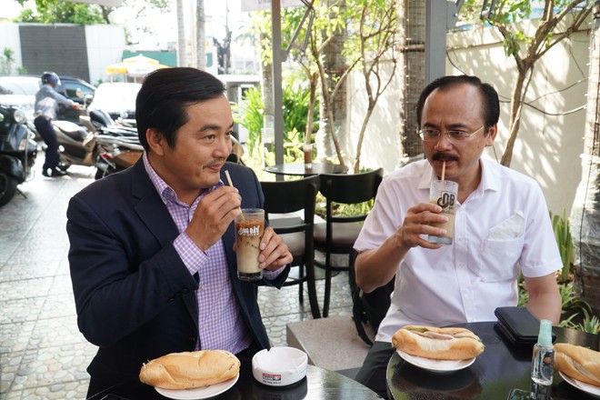 Mua cà phê, tặng bánh mì thịt, chương trình hấp dẫn của chuỗi cà phê Ông Bầu - ảnh 1