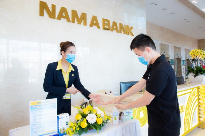 Nam A Bank tặng bảo hiểm sức khỏe Covid-19 cho cán bộ nhân viên - ảnh 2