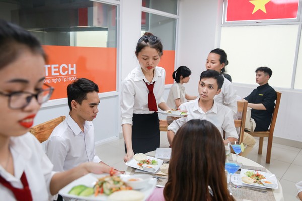 Ngắm loạt giảng đường 'sang - xịn - mịn' của sinh viên Quản trị khách sạn HUTECH - ảnh 1