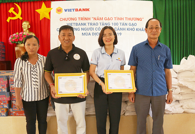 100 tấn gạo từ Vietbank được trao tặng đến các gia đình gặp khó khăn - ảnh 2