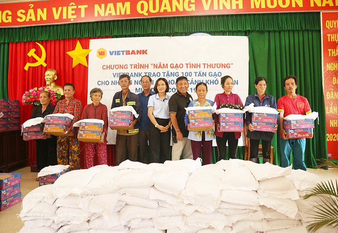 100 tấn gạo từ Vietbank được trao tặng đến các gia đình gặp khó khăn - ảnh 3