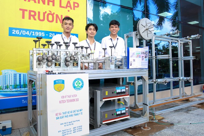 Sinh viên tốt nghiệp với máy sản xuất khẩu trang, máy pha chế tự động - ảnh 1