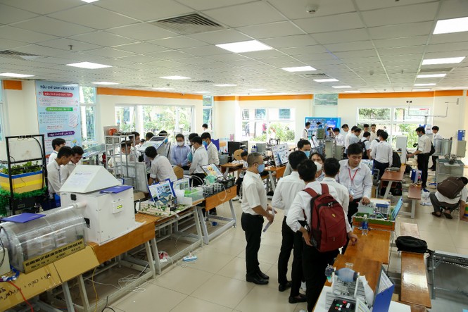Sinh viên tốt nghiệp với máy sản xuất khẩu trang, máy pha chế tự động - ảnh 4