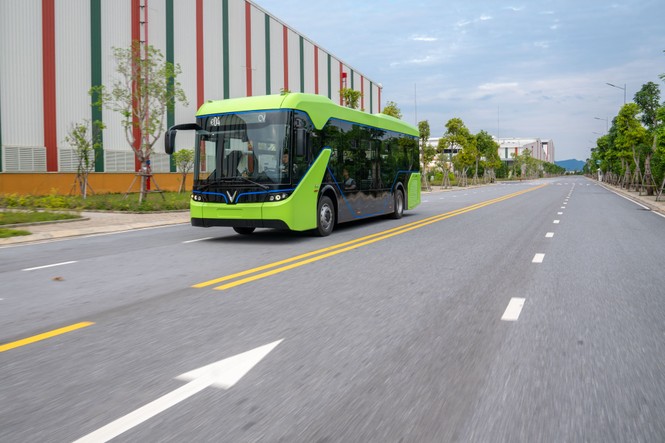 Vingroup chính thức chạy thử nghiệm xe buýt điện VinFast - ảnh 1