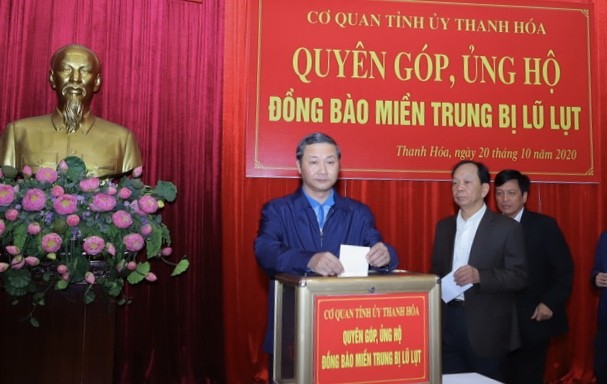 Tỉnh ủy Thanh Hóa ủng hộ đồng bào miền Trung bị lũ lụt - ảnh 1