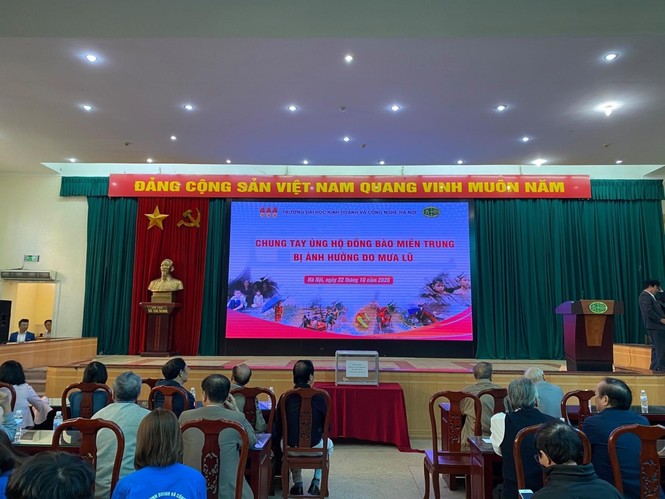 Chung tay ủng hộ đồng bào miền Trung bị ảnh hưởng do mưa lũ - ảnh 1