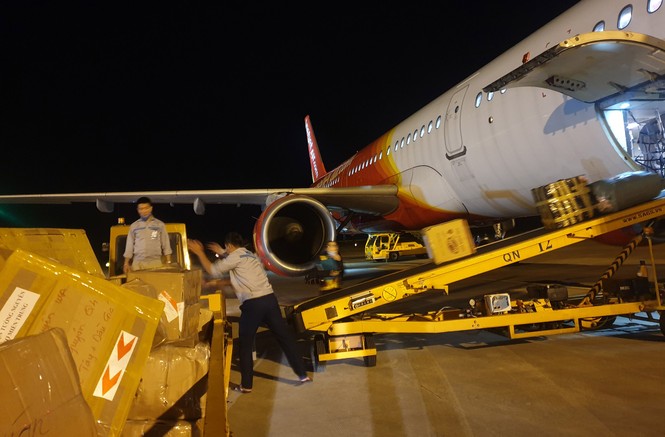 Vượt khó khăn, Vietjet chuyển hàng cứu trợ đến đồng bào lũ lụt - ảnh 1