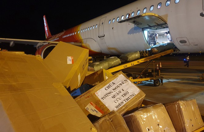 Vượt khó khăn, Vietjet chuyển hàng cứu trợ đến đồng bào lũ lụt - ảnh 2