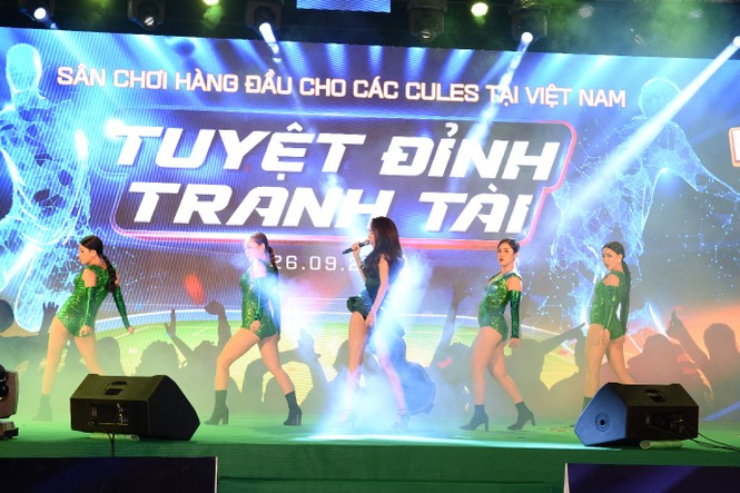 Thuỷ Tiên sát cánh cùng ông xã làm ‘fan cứng’ của FCB88 - ảnh 2