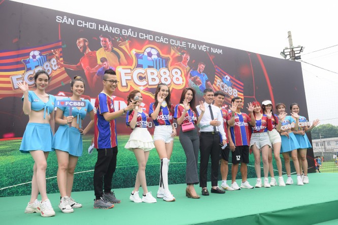 Thuỷ Tiên sát cánh cùng ông xã làm ‘fan cứng’ của FCB88 - ảnh 5