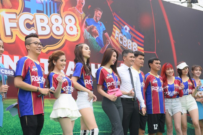 Thuỷ Tiên sát cánh cùng ông xã làm ‘fan cứng’ của FCB88 - ảnh 6