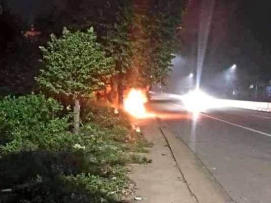 Bạn gái không chịu ngồi lên xe, nam thanh niên bật lửa đốt luôn chiếc SH - ảnh 1