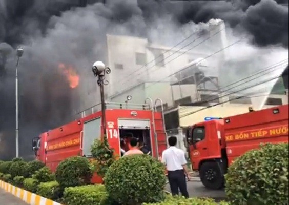 Toàn cảnh vụ cháy cực lớn ở Bình Dương, buộc sơ tán người dân - ảnh 4