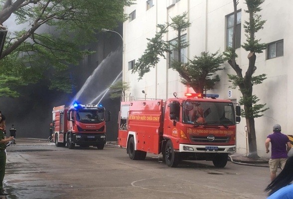 Toàn cảnh vụ cháy cực lớn ở Bình Dương, buộc sơ tán người dân - ảnh 8