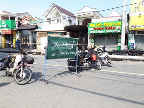 Kinh hoàng hàng loạt trụ điện đổ giữa đường nhiều người thoát chết - ảnh 2