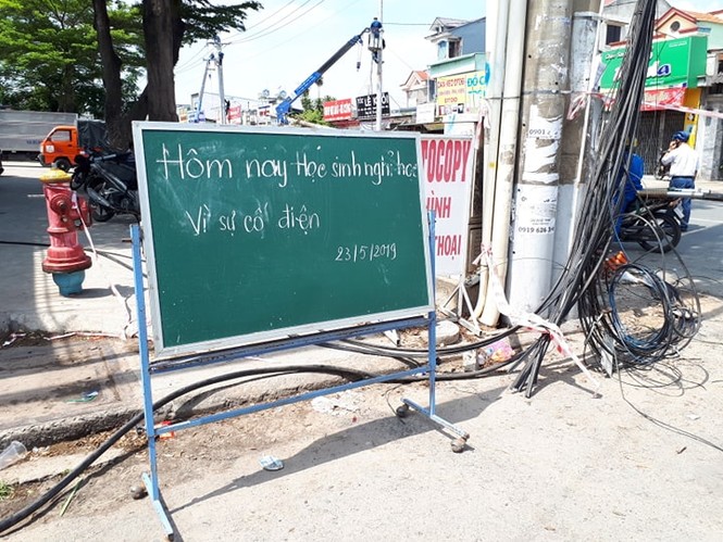 Kinh hoàng hàng loạt trụ điện đổ giữa đường nhiều người thoát chết - ảnh 7