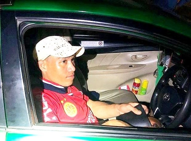 CSGT truy đuổi tên cướp kề dao vào cổ tài xế taxi - ảnh 1