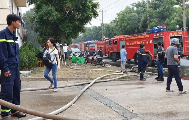Cháy lớn trong khu công nghiệp Sóng Thần, hàng hóa bị thiêu rụi - ảnh 3