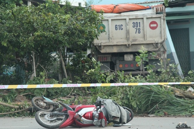 Xe ben tông loạt xe khiến nhà dân sập nhiều người thương vong - ảnh 1