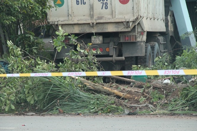 Xe ben tông loạt xe khiến nhà dân sập nhiều người thương vong - ảnh 2