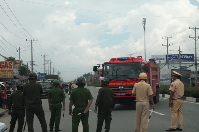 Lửa thiêu rụi công ty sản xuất nệm múp ở Bình Dương - ảnh 3