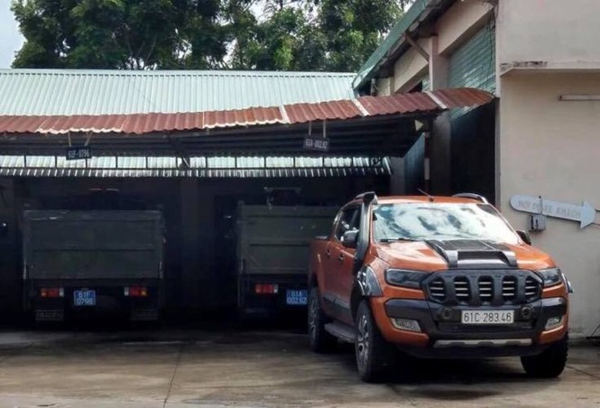 Tước giấy phép lái xe của tài xế lái ô tô thách thức xe ngược chiều - ảnh 1