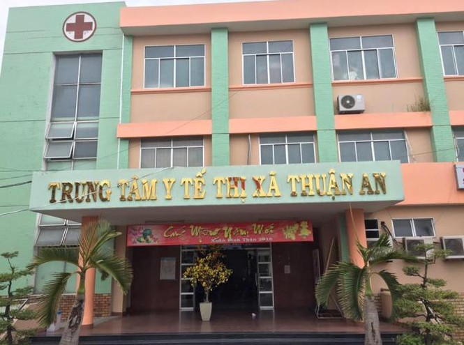 Phát hiện bé gái sơ sinh còn dây rốn trong thùng rác - ảnh 1