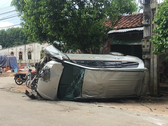 Giải cứu nhiều người mắc kẹt trong 2 ô tô lật bên đường - ảnh 2