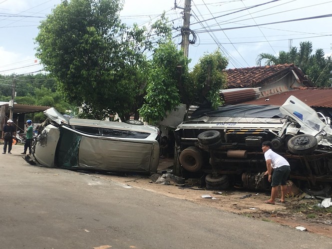Giải cứu nhiều người mắc kẹt trong 2 ô tô lật bên đường - ảnh 1