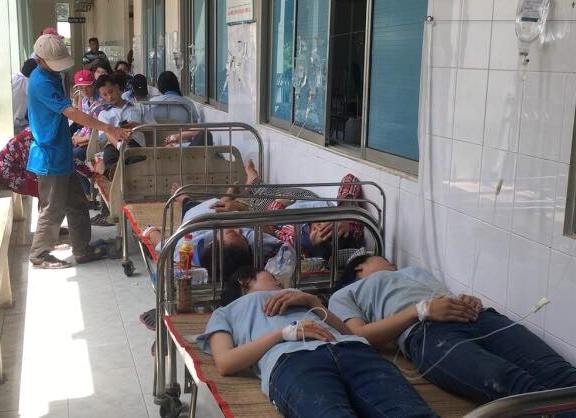 Gần 100 công nhân 'lăn đùng' khi đang làm việc - ảnh 1