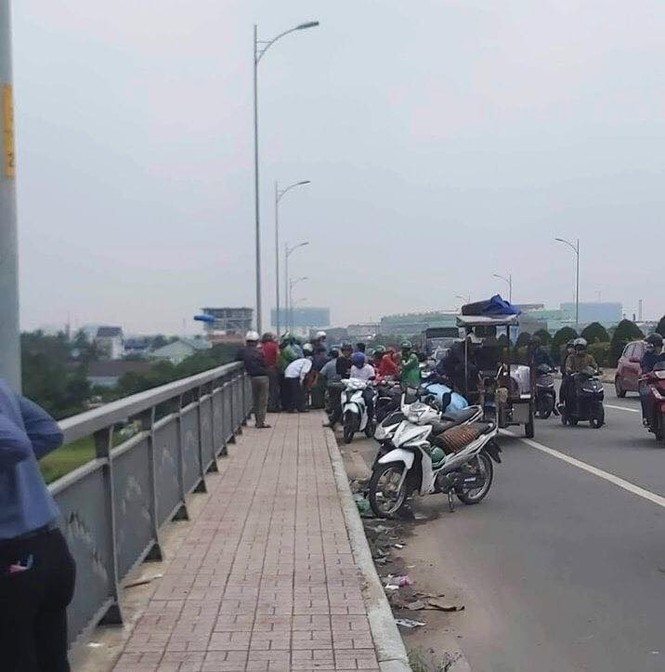 Bỏ lại đôi dép và tờ giấy ghi SĐT, người đàn ông gieo mình xuống sông - ảnh 1