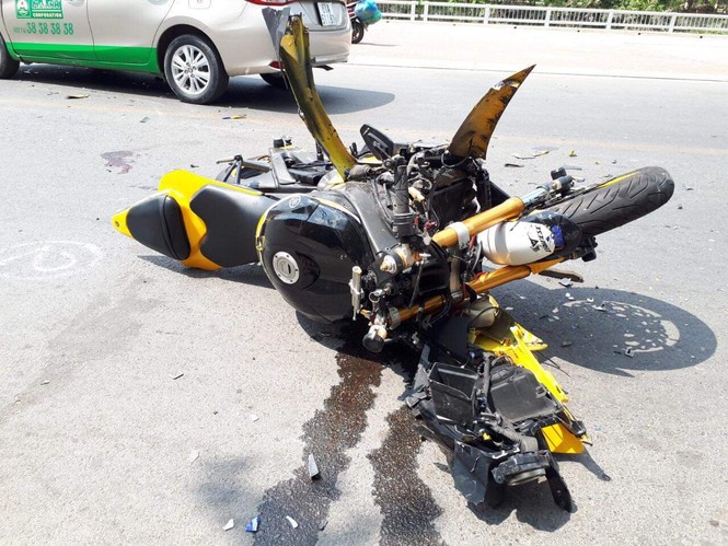 Xe mô tô phân khối lớn tông trực diện taxi, nam thanh niên bay hơn 10m - ảnh 2