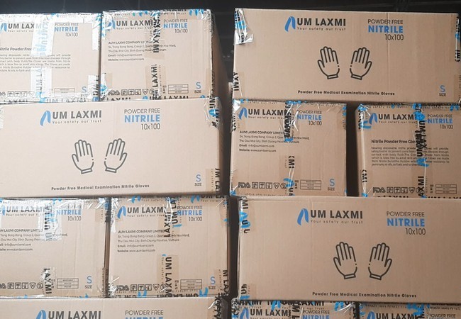 Phát hiện hàng chục tấn găng tay, giày nhái thương hiệu - ảnh 4 Phát hiện hàng chục tấn găng tay, giày nhái thương hiệu - ảnh 4