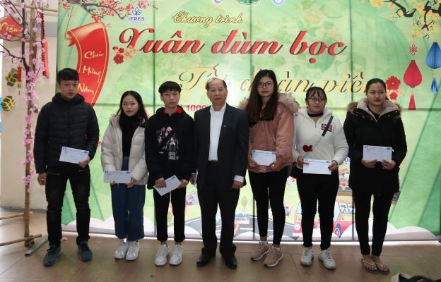Sinh viên mở hội, gói 1100 chiếc bánh chưng dành tặng người nghèo - ảnh 1