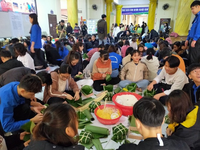 Sinh viên mở hội, gói 1100 chiếc bánh chưng dành tặng người nghèo - ảnh 3