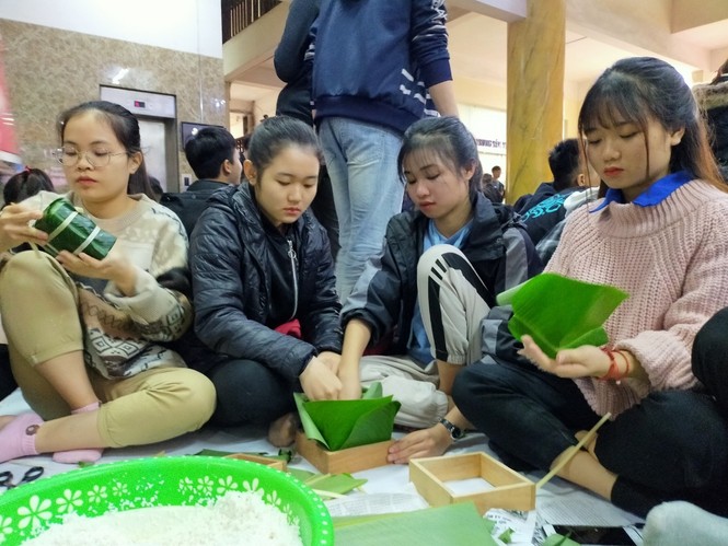 Sinh viên mở hội, gói 1100 chiếc bánh chưng dành tặng người nghèo - ảnh 5