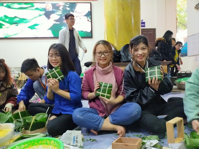 Sinh viên mở hội, gói 1100 chiếc bánh chưng dành tặng người nghèo - ảnh 7