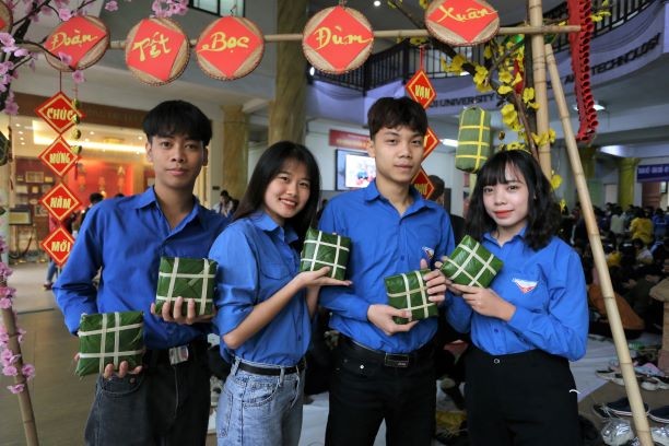 Sinh viên mở hội, gói 1100 chiếc bánh chưng dành tặng người nghèo - ảnh 2