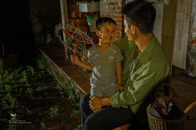 “Trung thu nhất định ba sẽ về” - bộ ảnh của nhiếp ảnh gia 9x đã lấy đi nước mắt người xem - ảnh 14