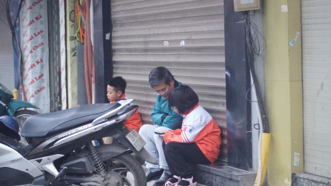 Người Hà Nội co ro trong tiết đầu Đông - ảnh 4