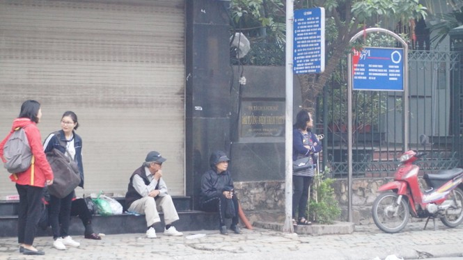 Người Hà Nội co ro trong tiết đầu Đông - ảnh 5