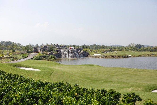 Các golfer thử sức hố số 19 tại Kings Course - ảnh 2